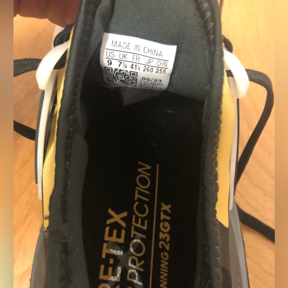 Adidas UltraBoost Light GTX Gore-Tex Running Shoes Women’s size 9 - Picture 2 of 7